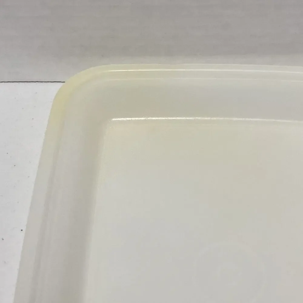 Tupperware storage container, 1 quart, Almond color base, clear top, 1255-16